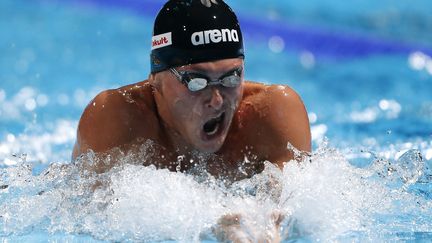 Le nageur russe&nbsp;Viatcheslav Sinkevich lors des demi-finales de l'&eacute;preuve du 200m brasse, le 1er aout 2013 &agrave; Barcelone. (ALBERT GEA / REUTERS)