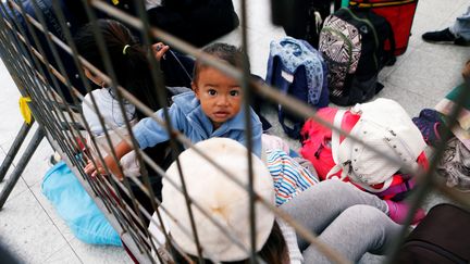 Des&nbsp;enfants vénézueliens attendent d'être enregistrés à&nbsp;leur&nbsp;entrée en Equateur, au pont international de Rumichaca (Equateur), le 18 août 2018. (LUISA GONZALEZ / REUTERS)