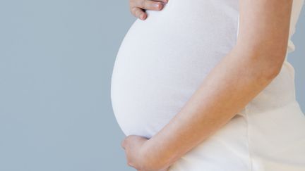 La Cour de cassation a rejeté vendredi 13 septembre la demande d'un père biologique d'avoir la garde d'un enfant né après une gestation pour autrui (GPA) illégale. (JGI/TOM GRILL / TETRA IMAGES RF / GETTY IMAGES)