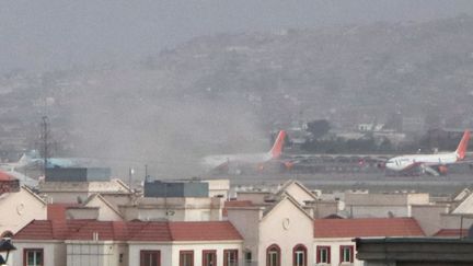 Plusieurs explosions ont retenti à l'aéroport de Kaboul ce jeudi (AKHTER GULFAM / EPA)