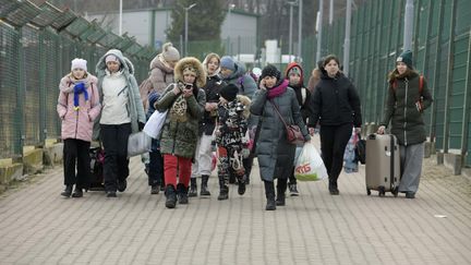 Des réfugiés&nbsp;ukrainiens arrivent à Medyka, en Pologne,&nbsp;le 8 mars 2022. (JUAN CARLOS LUCAS / NURPHOTO / AFP)