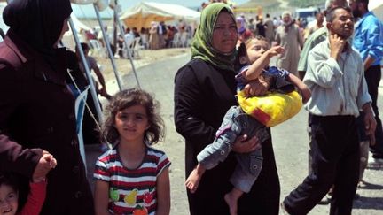 De nouveaux réfugiés syriens arrivant le samedi 18 juin au camp turc de Bounuyogun, sous protection du Croissant-rouge (AFP - Mustafa OZER)