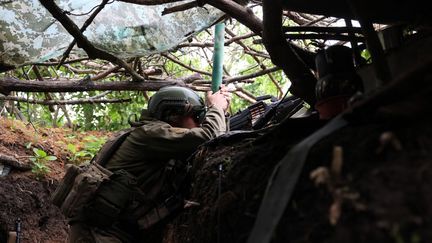 Un soldat ukrainien tient ses positions sur la ligne de front près de la ville de Bakhmut, dans la région de Donetsk, le 17 juin 2023. (ANATOLII STEPANOV / AFP)