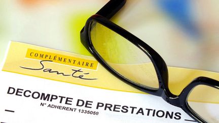 Des lunettes et un décompte de prestations d'une complémentaire santé, en 2020. (Photo d'illustration) (HOUIN / BSIP)