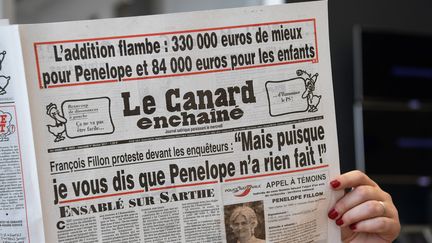 La une du "Canard enchaîné" daté du 1er février 2017.&nbsp; (CHRISTOPHE ARCHAMBAULT / AFP)