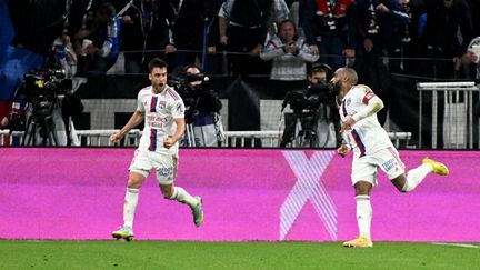 Alexandre Lacazette et Nicolas Tagliafico lors du match entre Lyon et Lille lors de la 13e journée de Ligue 1, le dimanche 30 octobre 2022. (JEAN-PHILIPPE KSIAZEK / AFP)