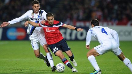 Joe Cole (Lille) face aux défenseurs de l'Inter Milan