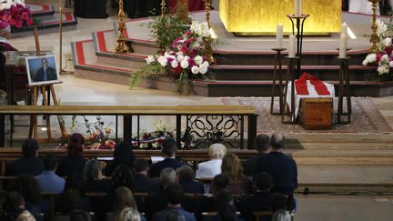 Le cercueil du père Jacques Hamel, mardi 2 août 2016 dans la cathédrale de Rouen. (CHARLY TRIBALLEAU / AFP)