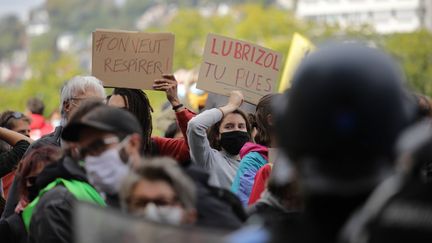 Des manifestants se mobilisent à Rouen (Seine-Maritime), le 26 septembre 2020, un an après l'incendie qui a ravagé l'usine Lubrizol. (LOU BENOIST / AFP)