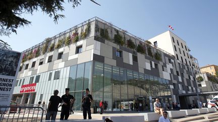 Devant l'hôpital Pasteur à Nice (Alpes-Maritimes), où sont pris en charge des blessés de l'attentat, le 19 juillet 2016.&nbsp; (MAXPPP)