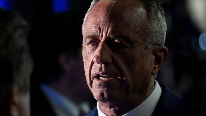 Robert F. Kennedy Jr. s'adresse à la presse avant un débat télévisé entre la candidate démocrate Kamala Harris et le candidat républicain Donald Trump, le 10 septembre 2024 à Philadelphie (Etats-Unis). (MATTHEW HATCHER / AFP)