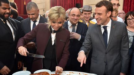 Emmanuel Macron et son épouse Brigitte lors de la traditionnelle galette des rois à l'Elysée, le 12 janvier&nbsp;2018. (CHRISTOPHE ARCHAMBAULT / AFP)