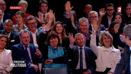 Les candidats En Marche! aux législatives lèvent la main et se dévoilent lors de l'Émission Politque de France 2 le 6 avril 2017.&nbsp; (CAPTURE ECRAN FRANCE 2)