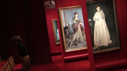 L'exposition est l'occasion de d&eacute;couvrir pour la premi&egrave;re fois &agrave; Paris "La femme au perroquet" de Manet (1er plan), dont le d&eacute;shabill&eacute; rose p&acirc;le avait fait jaser lors de sa pr&eacute;sentation au Salon de 1868. (ELODIE DROUARD / FTVI)