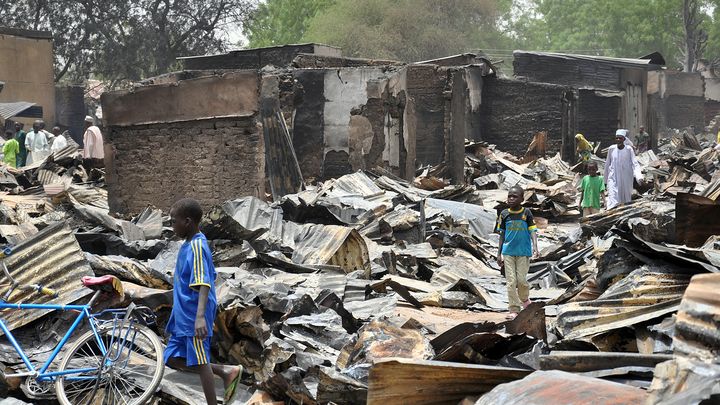 Des enfants dans les d&eacute;combres du march&eacute; central de Gamboru Ngala (Nigeria), d&eacute;truit le 5 mai 2014 lors d'une attaque attribu&eacute;e &agrave; Boko Haram. (AFP)