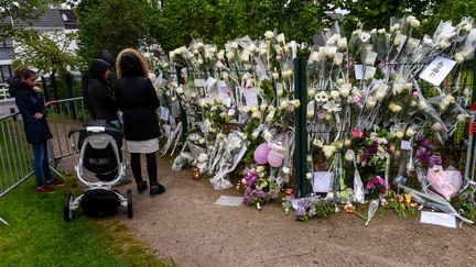 Des habitants viennent rendre hommage à la petite Angélique à Wambrechies (Nord), le 29 avril 2018. (PHILIPPE HUGUEN / AFP)