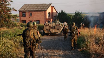 Des soldats pro-russes de l'auto-proclam&eacute;e R&eacute;publique populaire de Donetsk, dans la ville ukrainienne d'Ilova&iuml;sk, le 20 ao&ucirc;t. (GENNADY DUBOVOY / RIA NOVOSTI / AFP)