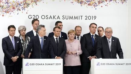 Derrière Jean-Claude Junker (à droite) avaient pris place, pour la photo, l'ensemble des dirigeants européens et du Mercosur, le 29 juin 2019 à Osaka (Japon). (MAXPPP)
