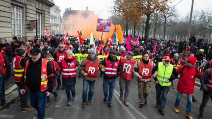 Des manifestants membres du syndicat FO manifestent le 5 décembre 2019 à Nantes. (JEREMIE LUSSEAU / HANS LUCAS)