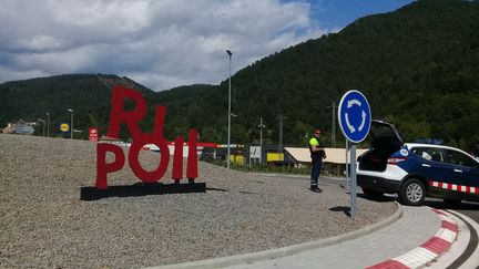 Un barrage policier à l'entrée de Ripoll (Espagne), le 20 août 2017. (RAPHAEL GODET / FRANCEINFO)