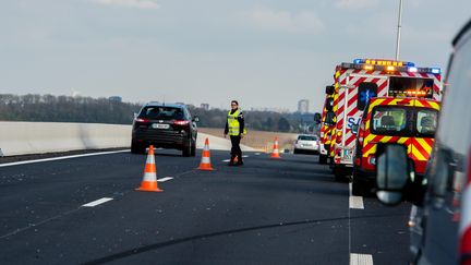 Les secours sur le site d'un accident de la route&nbsp;à&nbsp;Haute-Avesnes (Pas-de-Calais), le 4 avril 2017. (MAXPPP)