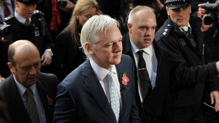 Le fondateur de WikiLeaks, Julian Assange, devant la Haute Cour de justice de Londres (Royaume-Uni), le 2 novembre 2011. (BEN STANSALL / AFP)