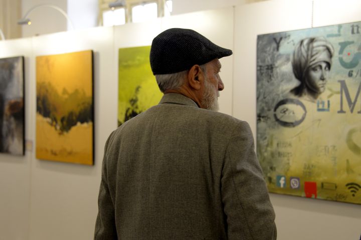 Une exposition à Mossoul avec des tableaux d'artistes locaux. 
 (ZAID AL-OBEIDI / AFP)