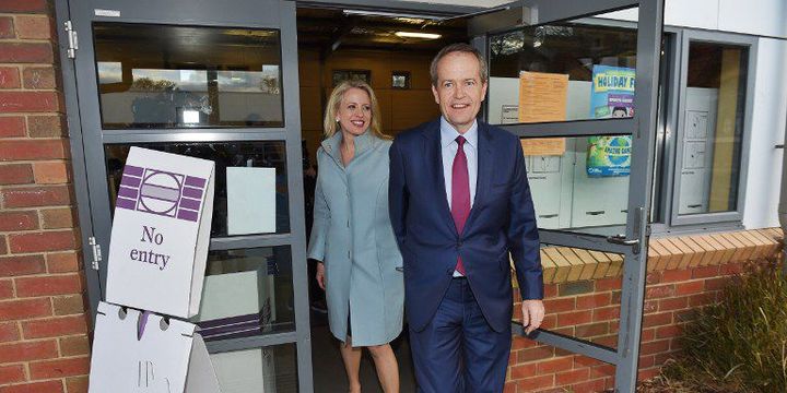 Bill Shorten et sa femme sortent d'un bureau de vote de Melbourne le 2 juillet. (MICK TSIKAS / POOL / AFP)