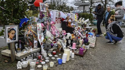 Mémorial pour Maëlys, le 15 février 2018, à Pont-de-Beauvoisin (Isère). (PHILIPPE DESMAZES / AFP)