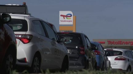 Pénurie de carburant : pas d'amélioration à la pompe, le gouvernement ordonne des réquisitions dans certains dépôts (France 2)