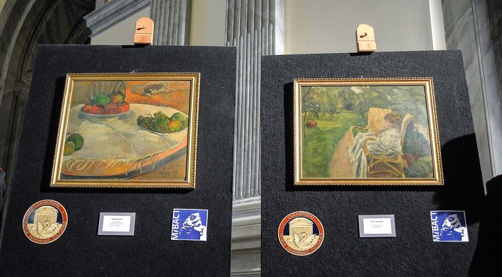 Les deux tableaux volés à Londres en 1970 et découverts en Italie,&nbsp;"Fruits sur une table ou nature morte au petit chien" de Gauguin et&nbsp;"La femme aux deux fauteuils" de Bonnard, présentés le 2 avril 2014 (ANDREAS SOLARO / AFP)