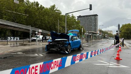 Une Audi accidentée devant la mairie de Grenoble, le 8 septembre 2024. (ROMAIN BITOT / FRANCE BLEU ISÈRE / AFP)