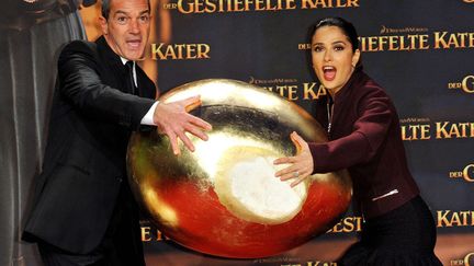 En promo mondiale pour le lancement du film d'animation Le Chat Pott&eacute;, Antonio Banderas (G) et Salma Hayek donnent de leurs personnes. Fascinant... (REX / SIPA)