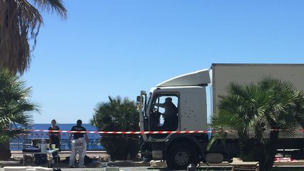 Le camion qui a servi à perpétrer l'attentat de Nice, photographié le 15 juillet 2016 sur la promenade des Anglais. (VALERY HACHE / AFP)