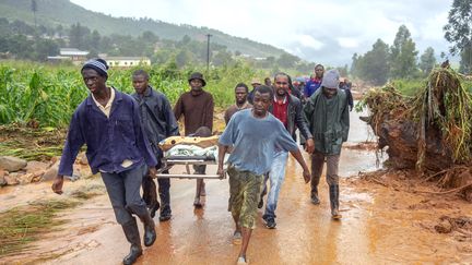 Des sauveteurs à Ngangu (Est du Zimbabwe), le 18 mars 2019.&nbsp; (ZINYANGE AUNTONY / AFP)