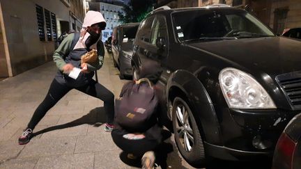 Lucie et Lumette (pseudos) font partie des dégonfleurs de SUV, des activistes qui luttent contre la prolifération de ces véhicules dans les villes. (AGATHE MAHUET / RADIO FRANCE)