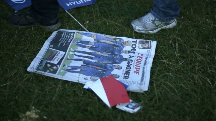 Le journal "L'Equipe" avec en une "Tout &agrave; gagner", par terre apr&egrave;s le quart de finale perdu par les Fran&ccedil;ais contre l'Espagne &agrave; l'Euro 2012, le 23 juin 2012.&nbsp; (KENZO TRIBOUILLARD / AFP)