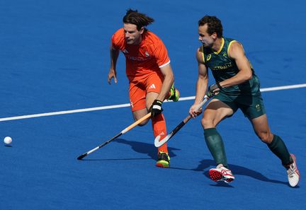 Thomas Craig, à droite, lors des quarts de finale de hockey sur gazon entre l'Australie et les Pays-Bas, pendant les Jeux olympiques de Paris, le 4 août 2024. (AHMAD GHARABLI / AFP)