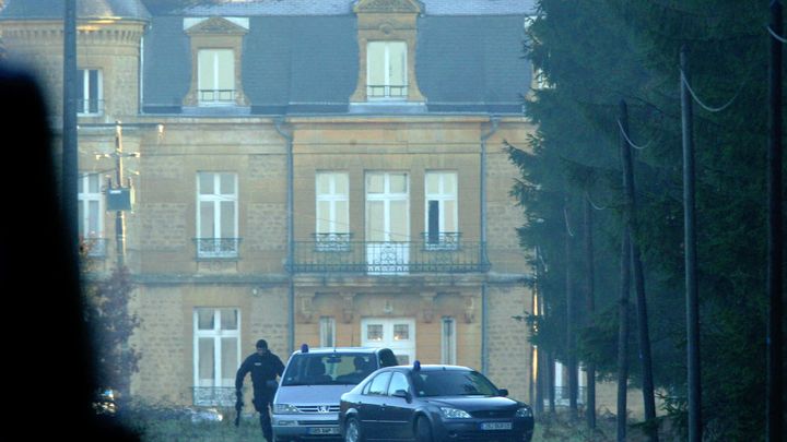 Des enqu&ecirc;teurs au ch&acirc;teau du Sautou, &agrave; Donchery (Ardennes), la maison du tueur en s&eacute;rie Michel Fourniret,&nbsp;le 30 novembre 2004. (FRANCOIS LO PRESTI / AFP)