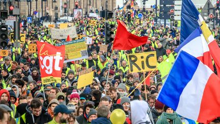 Des drapeaux de la CGT lors de la mobilisation des "gilets jaunes" samedi 2 février à Bordeaux. (BONNAUD GUILLAUME / MAXPPP)