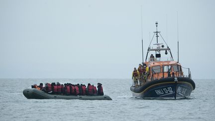 Un bateau de migrants secouru par des sauveteurs britanniques (RNLI) en Manche, au large du Kent (Royaume-Uni), mercredi 24 novembre 2021. (BEN STANSALL / AFP)