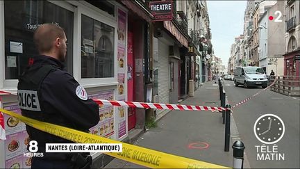 Un homme de 24 ans a été tué par balle dans le centre-ville de Nantes (Loire-Atlantique) dans la nuit de lundi à mardi 23 avril. C'est la cinquième fusillade en cinq jours. (FRANCE 2)