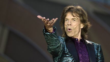 Mick Jagger avec les Stones au Stade de France le 13 juin 2014, avant qu'il ne tombe la veste, et la chemise ! (Rassurez-vous il était ensuite en T-shirt noir).
 (Eric feferberg/AFP)