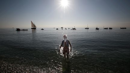 Un homme en costume de père Noël se baigne à Nice, le 21 décembre 2015.&nbsp; (ERIC GAILLARD / REUTERS)