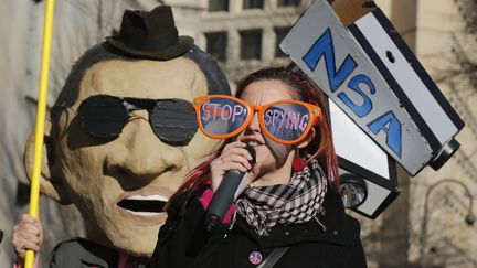 Une manifestante contre les &eacute;coutes de la NSA, &agrave; Washington, le 17 janvier 2014.&nbsp; (LARRY DOWNING / REUTERS )