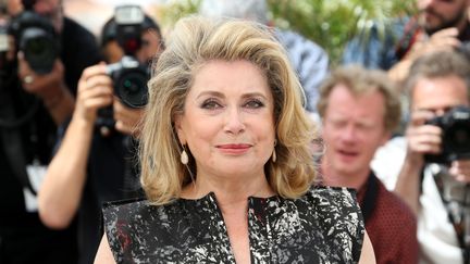 Catherine Deneuve a la tête haute