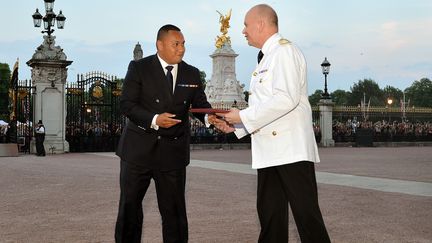 La missive qui annonce la naissance du Royal Baby passe de main en main pour arriver jusqu'&agrave; la Reine &agrave; Buckingham Palace, &agrave; Londres le 22 juillet 2013.&nbsp; (JOHN STILLWELL / AFP)