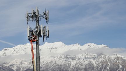 Une équipe de techniciens de Verizon installe la 5G à Orem (Utah) le 10 décembre 2019, avant le début du déploiement de la 5G aux Etats-Unis. (GEORGE FREY / AFP)