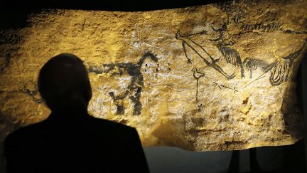 Une réplique de la "Scène du puits" de Lascaux, exposée à Paris (19 mai 2015)
 (Patrick Kovarik / AFP)