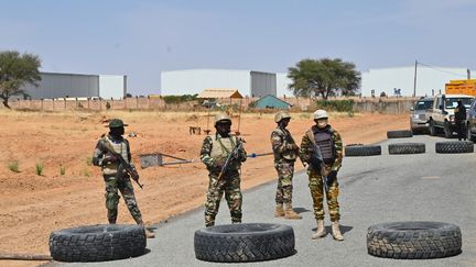 Des soldats nigériens à l'entrée de l'aéroport de&nbsp;Diffa, dans le&nbsp;sud-est du Niger, le 23 décembre 2020. (ISSOUF SANOGO / AFP)